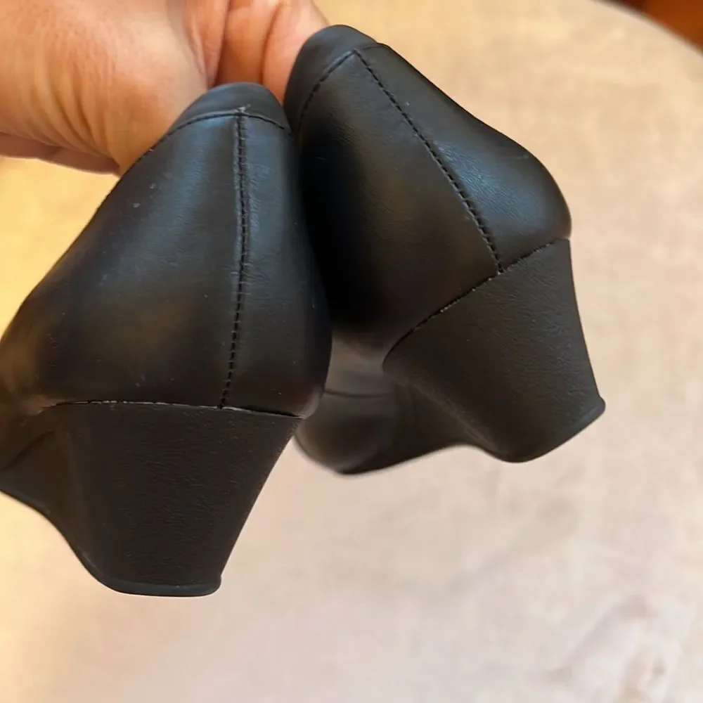 Bandolino Sz 8.5 *Classic-Chic*  Wedge Bow Toe Dress Shoes EUC